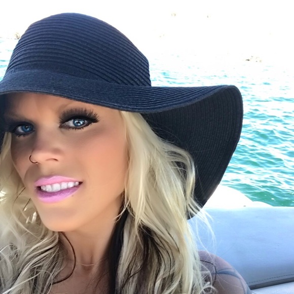 Meet your Posher, Felicia - Picture 1 of 1